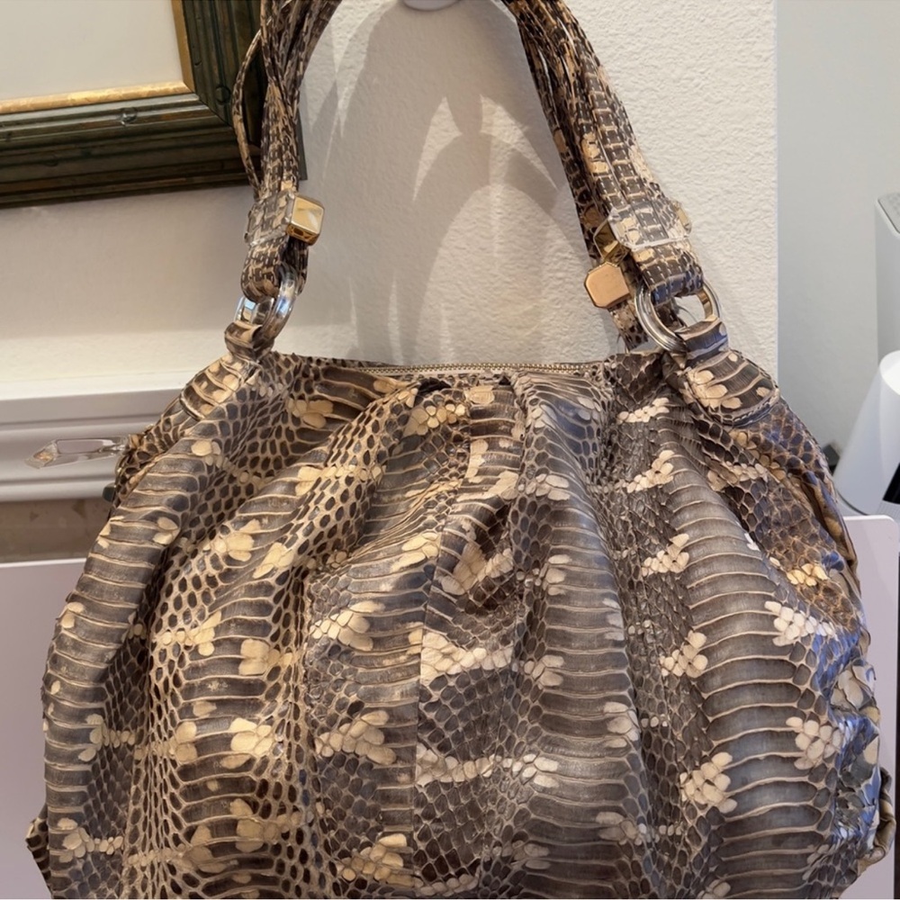 Elegant Snakeskin Patterned Shoulder Bag